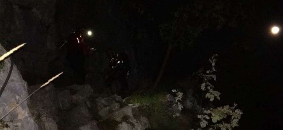 Decidono di percorrere un vecchio sentiero chiuso ma si perdono sul Monte Bondone